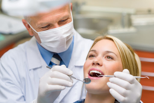 عمل جراحی کاشت ایمپلنت دندان