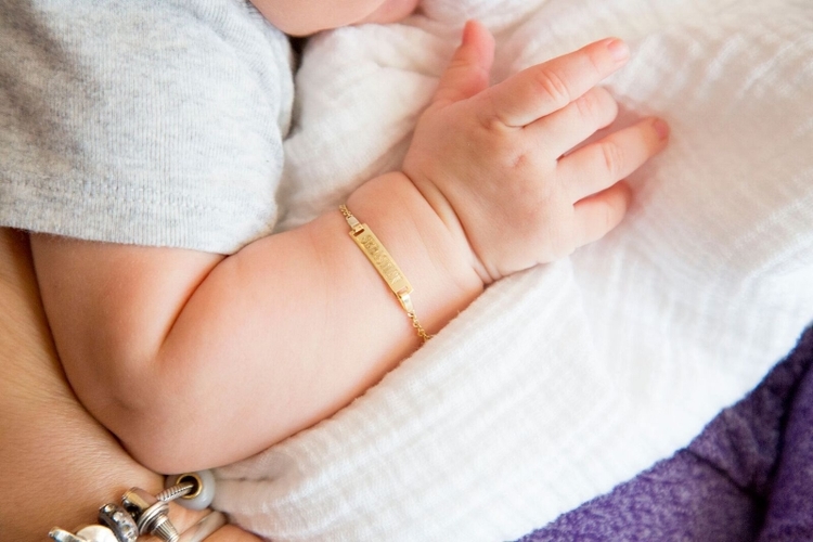 بهترین دستبند و مدل طلا برای نوزاد پسر و دختر چیست؟