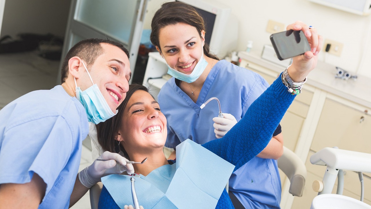 بهترین متخصص ایمپلنت دندان کیست؟